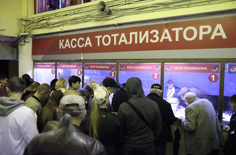 Игроки на тотализаторе делают ставки перед началом Скачек на приз президента РФ-2018 на Центральном Московском ипподроме Игроки на тотализаторе делают ставки перед началом Скачек на приз президента РФ-2018 на Центральном Московском ипподроме