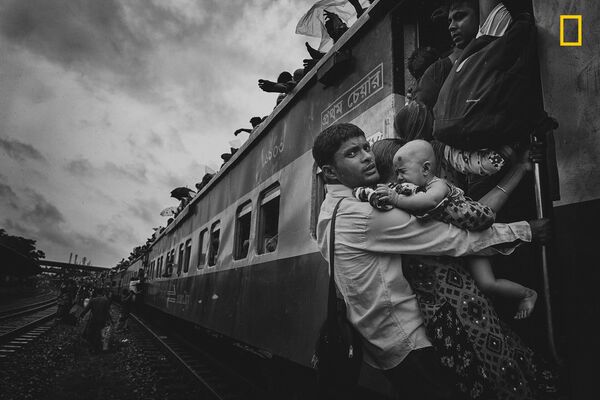 Работа Challenging Journey фотографа из Бангладеш MD Tanveer Hassan Rohan, занявшая третье место в категории Люди на конкурсе 2018 National Geographic Travel Photographer of the Year