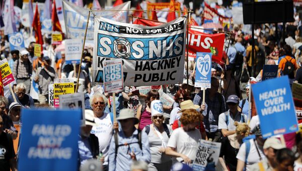 Участники демонстрации в поддержку Национальной службы здравоохранения в Лондоне. 30 июня 2018
