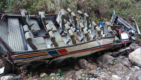 На месте падения пассажирского автобуса в ущелье в штате Уттаракханд, Индия. 1 июля 2018