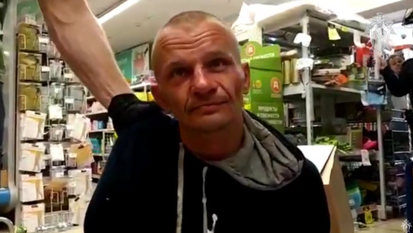 Мужчина, захвативший заложницу в магазине Дикси в Москве. Архивное фото