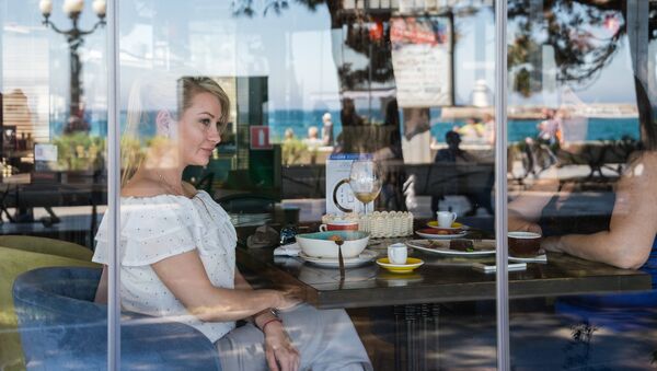 Посетительница кафе на набережной Ялты. Архивное фото