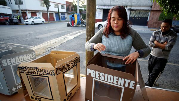 Избирательный участок для президентских выборов на окраине Мехико, Мексика. 1 июля 2018