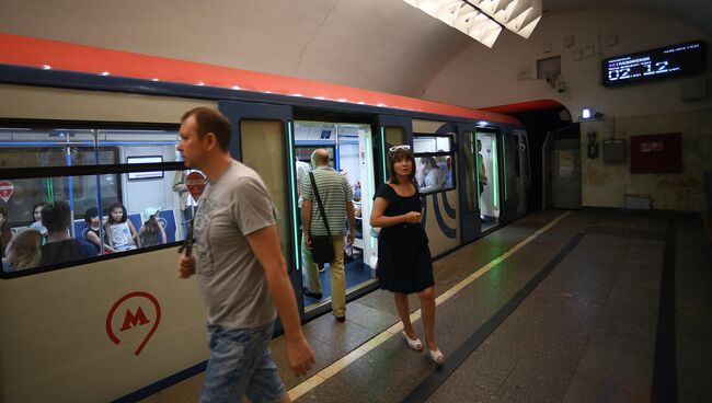 Поезд Москва в московском метрополитене