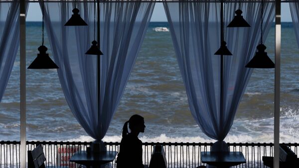 Девушка в кафе в Алуште в Крыму