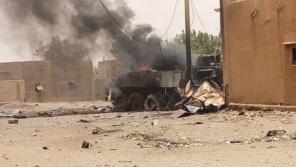 Бронированная машина дымится после взрыва в Гао, северо-западный Мали. 1 июля 2018