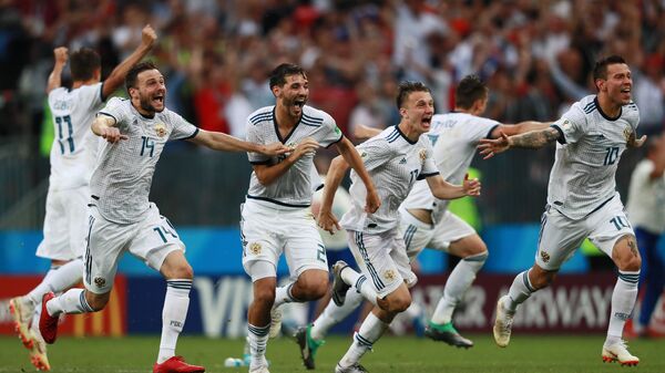 Игроки сборной России радуются победе в матче 1/8 финала чемпионата мира по футболу между сборными Испании и России. 1 июля 2018