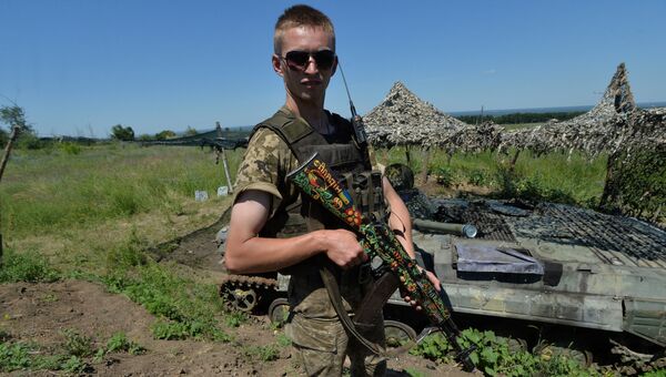 Украинский военный на позиции у линии разграничения в Донбассе