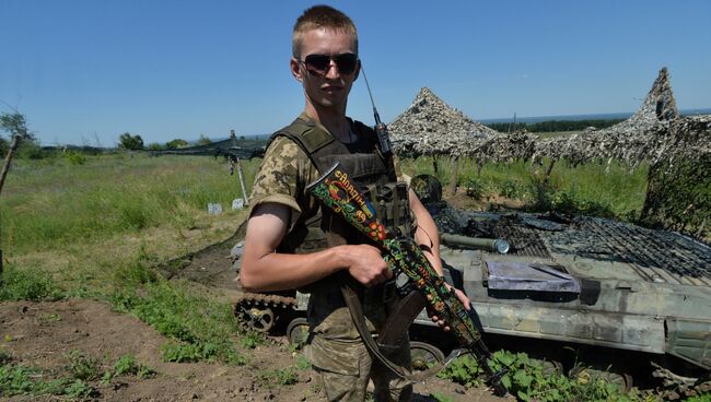 Украинский военный на позиции у линии разграничения в Донбассе. Архивное фото
