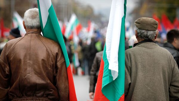 Мужчины с флагами Болгарии во время митинга в Софии