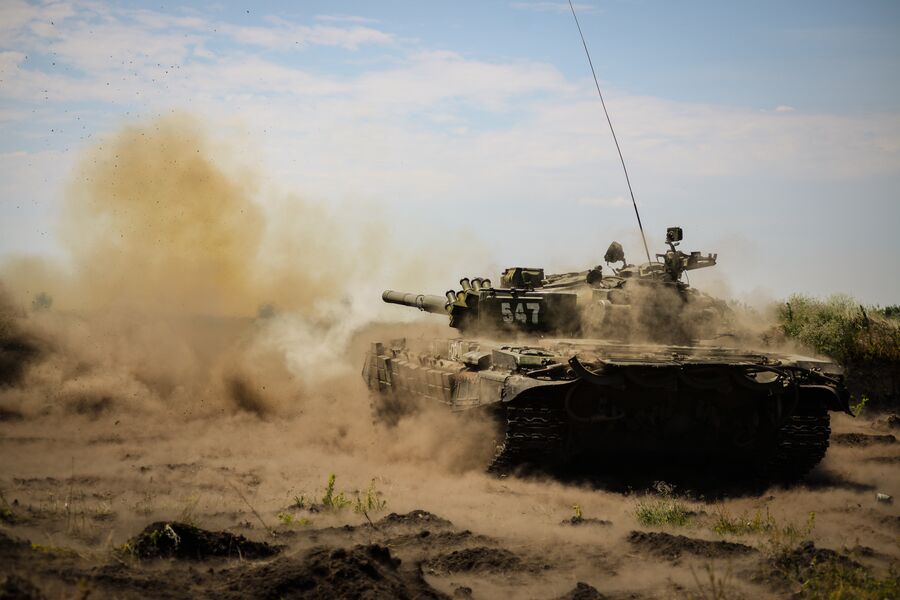 Основной боевой танк Т-72Б1 на полигоне Погоново в Воронежской области