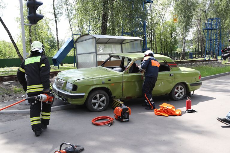 Спасатели готовятся вскрывать машину Спасатели готовятся вскрывать машину
