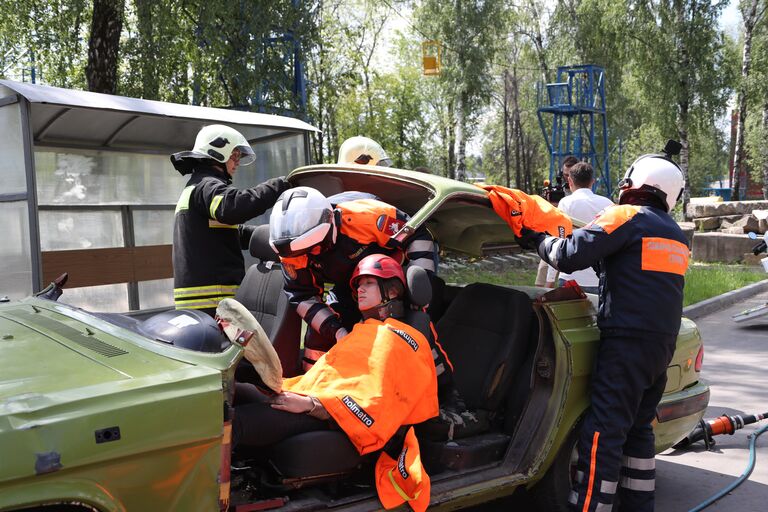 Чтобы безопасно вытащить пострадавшего из автомобиля, крышу машины снимают Чтобы безопасно вытащить пострадавшего из автомобиля, крышу машины снимают
