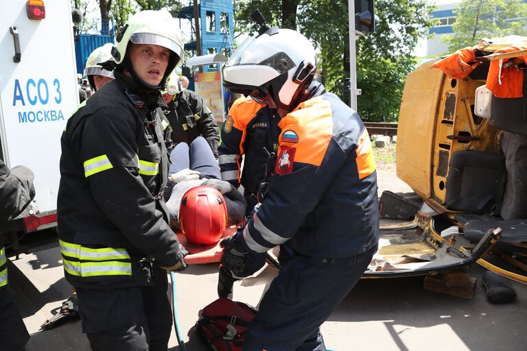 Транспортировка пострадавшего в машину скорой помощи Транспортировка пострадавшего в машину скорой помощи