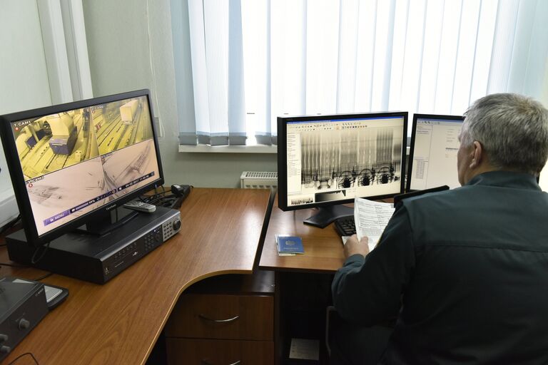 Сотрудник многостороннего автомобильного пункта пропуска Новые Юрковичи в Брянской области Сотрудник многостороннего автомобильного пункта пропуска Новые Юрковичи в Брянской области