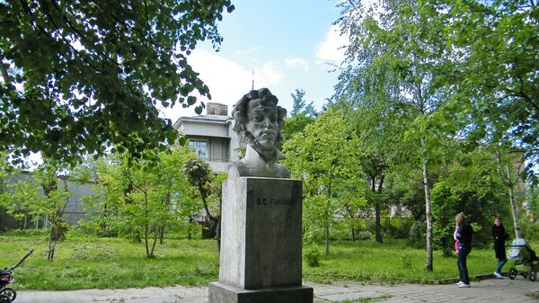 Памятник Александру Пушкину в Золочеве