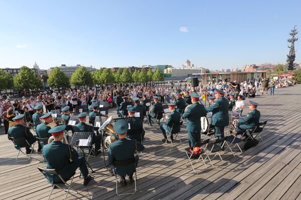 Выступление оркестра Военного университета в парке искусств Музеон. 2 июня 2018