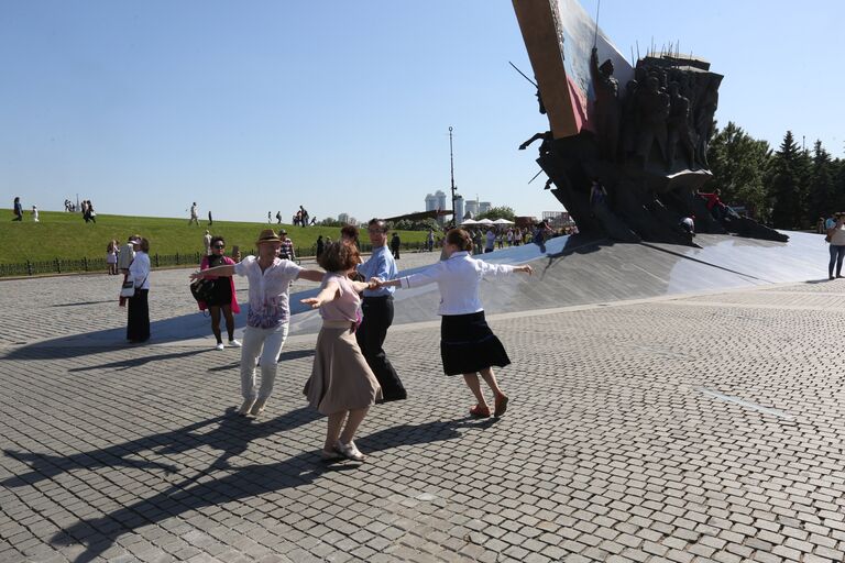 Зрители во время выступления оркестра курсантов Военного института (военных дирижеров) на Поклонной горе. 26 мая 2018