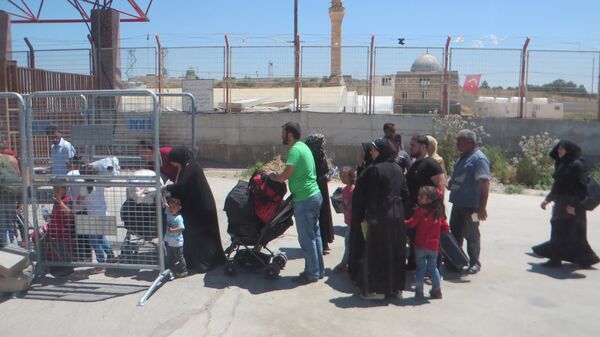 Очередь сирийцев на границе с Турцией в Африне