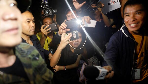 Журналисты у входа в пещеру Тхам Луанг в Таиланде, где были обнаружены живыми 12 членов юношеской футбольной команды и их тренер. 2 июля 2018