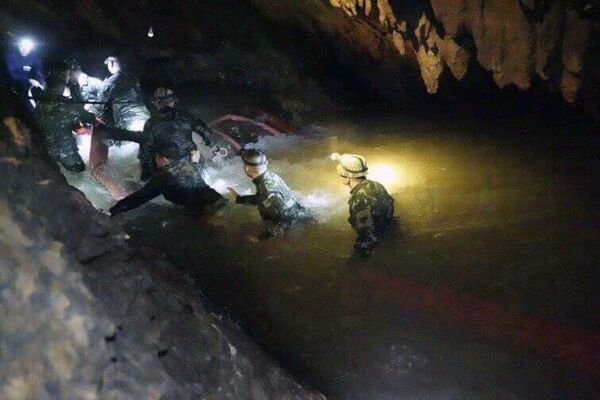 Тайская спасательная команда в пещерном комплексе, где 12 мальчиков и их тренер по футболу пропали без вести, в провинции Мае Саи на севере Таиланда. 2 июля 2018 Тайская спасательная команда в пещерном комплексе, где 12 мальчиков и их тренер по футболу пропали без вести, в провинции Мае Саи на севере Таиланда. 2 июля 2018