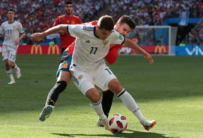 Российский полузащитник Роман Зобнин и защитник сборной Испании Жерар Пике (Слева направо) Российский полузащитник Роман Зобнин и защитник сборной Испании Жерар Пике (Слева направо)