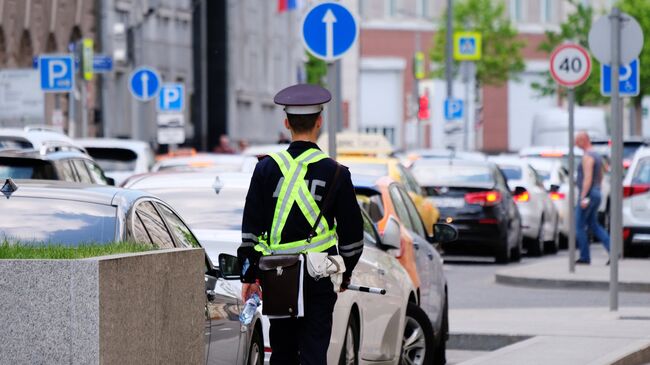 Сотрудник дорожно-патрульной службы на улице Москвы. Архивное фото