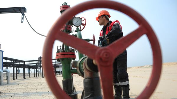 Оператор по добыче нефти компании Лукойл на нефтяном кусте в районе города Когалым