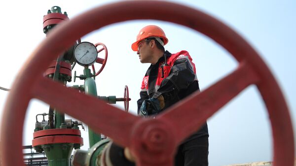 Оператор по добыче нефти компании Лукойл на нефтяном кусте в районе  Когалыма