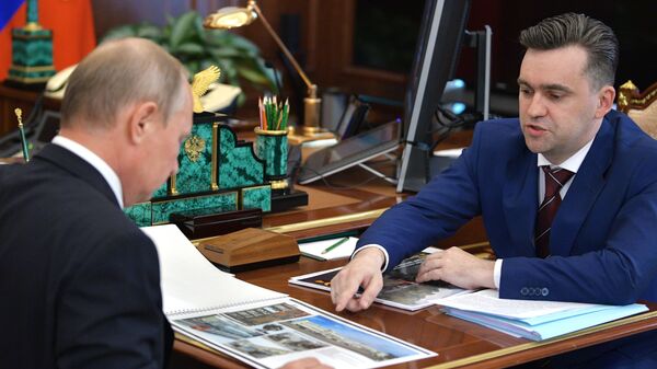 Владимир Путин и временно исполняющий обязанности губернатора Ивановской области Станислав Воскресенский во время встречи. 3 июля 2018