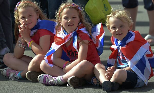Дети в Олимпийском парке в Лондоне во время ХХХ летних Олимпийских игр.
