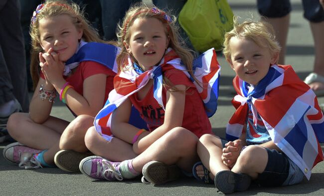 Дети в Олимпийском парке в Лондоне во время ХХХ летних Олимпийских игр.