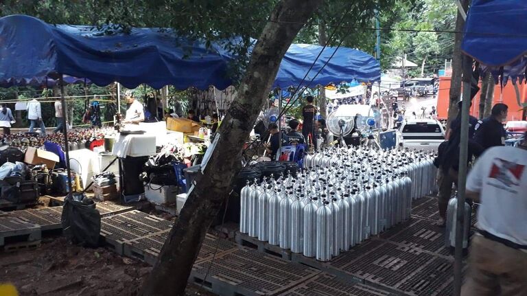 Баллоны со сжатым воздухом, присланные производителями оборудования для дайвинга в качестве помощи спасательной операции Баллоны со сжатым воздухом, присланные производителями оборудования для дайвинга в качестве помощи спасательной операции