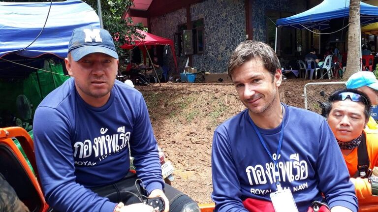 Дайверы-волонтеры Максим и Бен в футболках ВМС Таиланда Дайверы-волонтеры Максим и Бен в футболках ВМС Таиланда