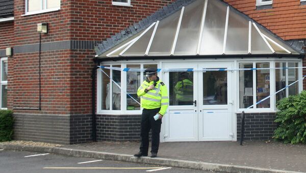 Полицейский у здания Баптистского центра в британском городе Эймсбери после госпитализации двух человек из-за отравления