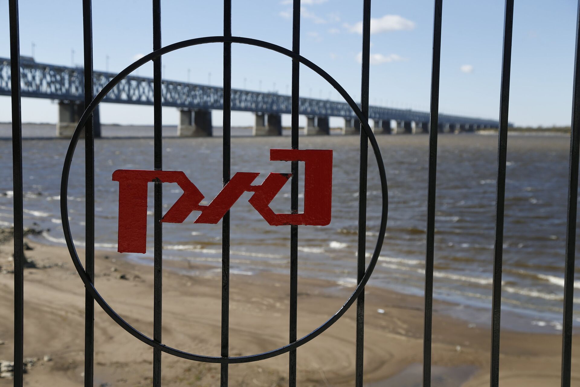 Логотип РЖД на фоне железнодорожного моста - РИА Новости, 1920, 29.07.2021