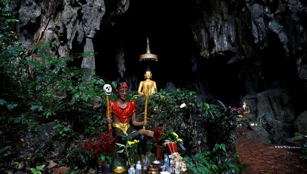 Образ Будды у входа в пещеру Тхам Луанг в провинции Чиангмай, где идут поиски пропавших детей