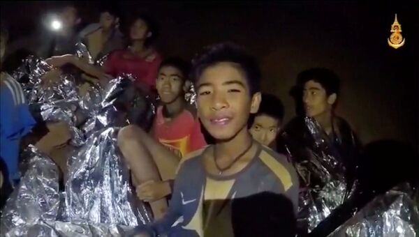 Мальчики из футбольной команды, которые оказались в пещере Тхам Луанг в провинции Чиангмай, Таиланд. 3 июля 2018 года