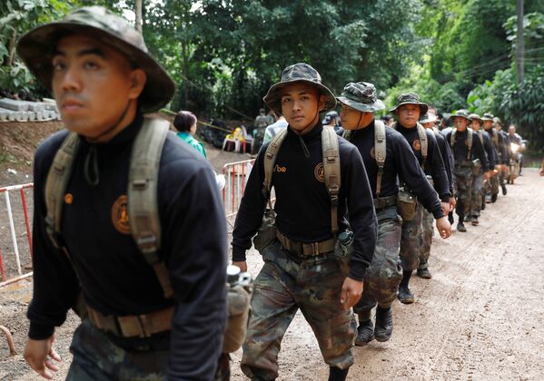 Солдаты у пещеры Тхам Луанг в провинции Чиангмай, Таиланд