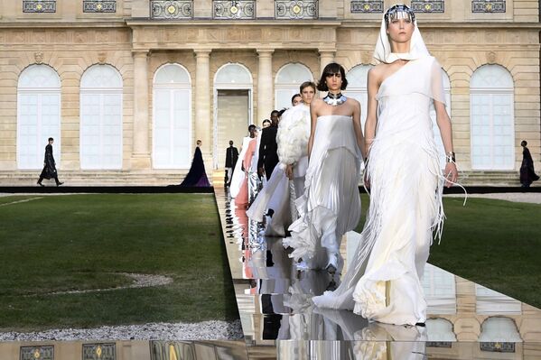 Модели во время показа коллекции дома Givenchy  в Париже. 1 июля 2018 года