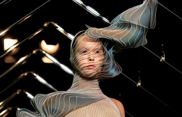 Модель во время показа коллекции дизайнера Айрис ван Херпен в Париже. 2 июля 2018 года