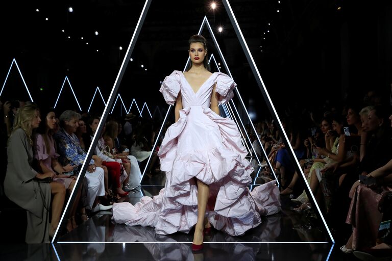 Модель во время показа коллекции бренда Ralph & Russo в Париже. 2 июля 2018 года