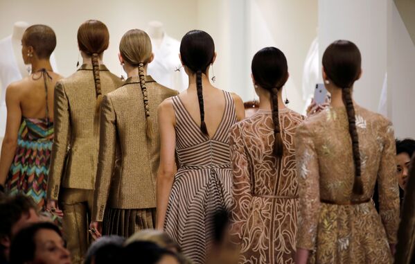 Модели во время показа коллекции дизайнера Мария Грация Кьюри дома Dior в Париже. 2 июля 2018 года