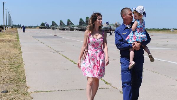 Во время встречи пилотов штурмовиков Су-25 на военном аэродроме Краснодарского края после командировки в Сирию