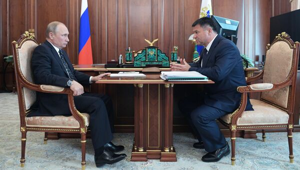 Владимир Путин и временно исполняющий обязанности губернатора Приморского края Андрей Тарасенко во время встречи. 4 июля 2018