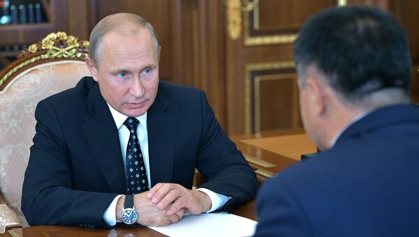 Владимир Путин и временно исполняющий обязанности губернатора Приморского края Андрей Тарасенко во время встречи. 4 июля 2018