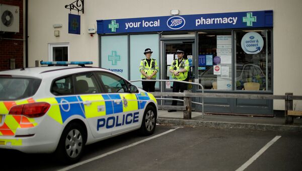 Британские полицейские охраняют кордон у отделения аптеки в Эймсбери после госпитализации двух человек из-за отравления. 4 июля 2018