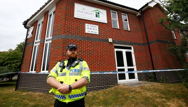 Полицейский у здания Баптистской церкви в британском Эймсбери после госпитализации двух человек из-за отравления. 4 июля 2018