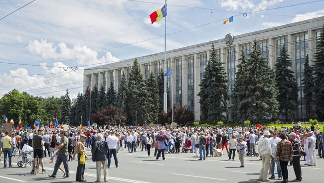 Сторонники Андрея Нэстасе, набравшего больше всего голосов на выборах мэра Кишинева, протестуют возле мэрии Кишинева против окончательного решения суда, не признавшего итоги голосования. Архивное фото