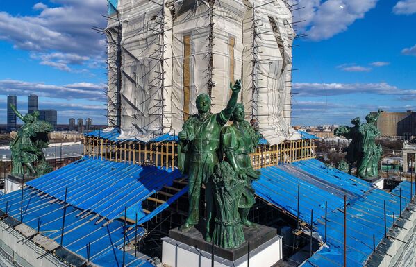 Завершилась реставрация скульптур на Центральном павильоне ВДНХ